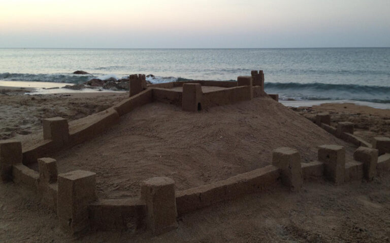 Visite el castillo, de arena